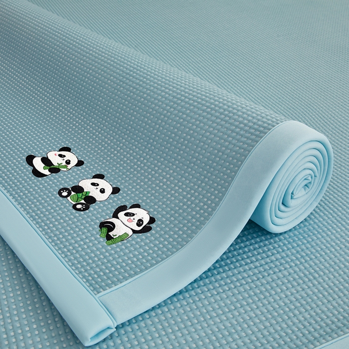 91家纺网 家纺一手货源 找家纺 全季家居 2025新款A类乙纶PE家族系列刺绣凉豆豆席凉席席子 熊猫家族-天蓝-床席款