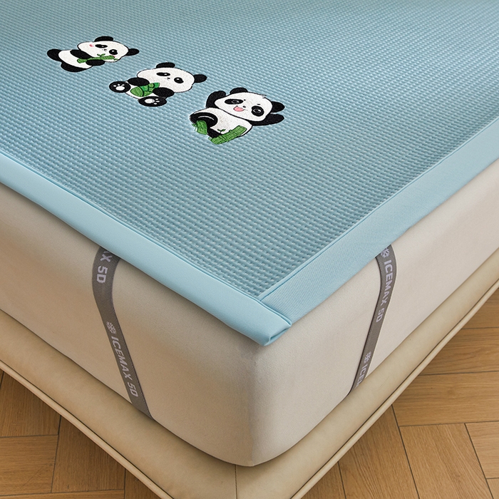 91家纺网 家纺一手货源 找家纺 全季家居 2025新款A类乙纶PE家族系列刺绣凉豆豆席凉席席子 熊猫家族-天蓝-床席款