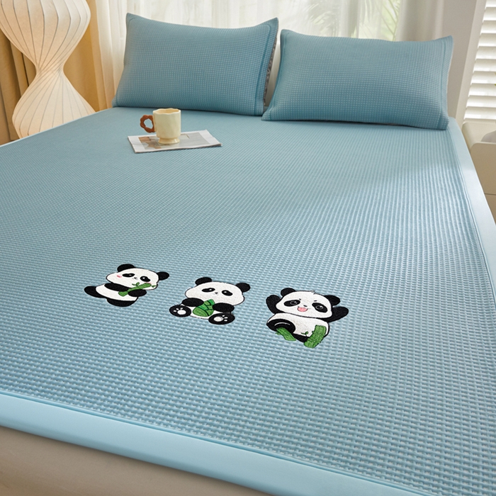 91家纺网 家纺一手货源 找家纺 全季家居 2025新款A类乙纶PE家族系列刺绣凉豆豆席凉席席子 熊猫家族-天蓝-床席款