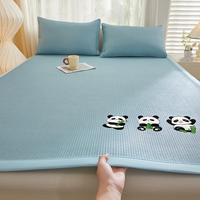 91家纺网 家纺一手货源 找家纺 全季家居 2025新款A类乙纶PE家族系列刺绣凉豆豆席凉席席子 熊猫家族-天蓝-床席款