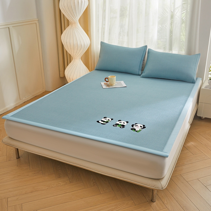 91家纺网 家纺一手货源 找家纺 全季家居 2025新款A类乙纶PE家族系列刺绣凉豆豆席凉席席子 熊猫家族-天蓝-床席款