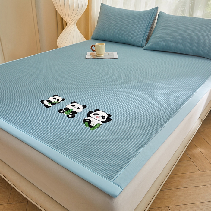 91家纺网 家纺一手货源 找家纺 全季家居 2025新款A类乙纶PE家族系列刺绣凉豆豆席凉席席子 熊猫家族-天蓝-床席款