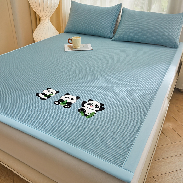 91家纺网 家纺一手货源 找家纺 全季家居 2025新款A类乙纶PE家族系列刺绣凉豆豆席凉席席子 熊猫家族-天蓝-床席款