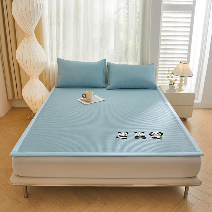 91家纺网 家纺一手货源 找家纺 全季家居 2025新款A类乙纶PE家族系列刺绣凉豆豆席凉席席子 熊猫家族-天蓝-床席款