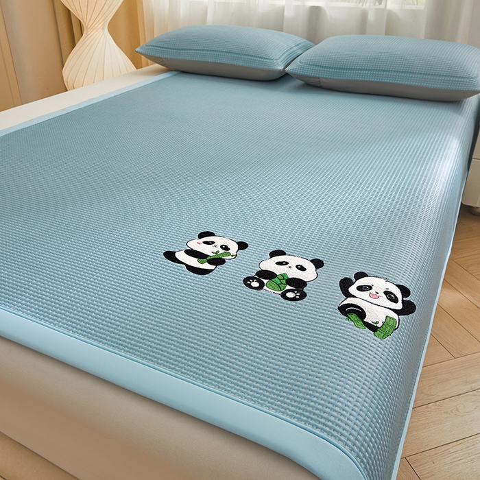 91家纺网 家纺一手货源 找家纺 全季家居 2025新款A类乙纶PE家族系列刺绣凉豆豆席凉席席子 熊猫家族-天蓝-床席款