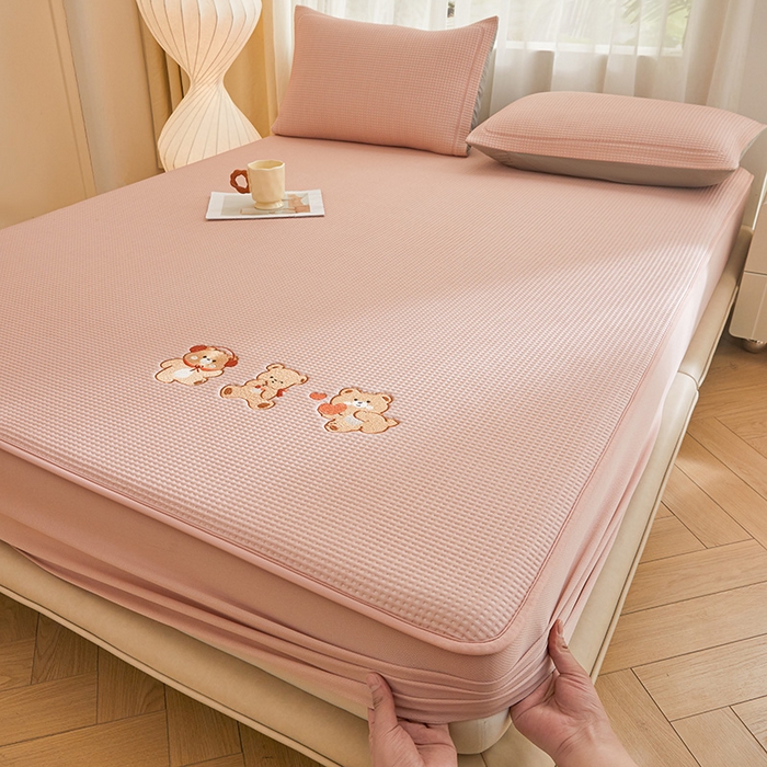 91家纺网 家纺一手货源 找家纺 全季家居 2025新款A类乙纶PE家族系列刺绣凉豆豆席凉席席子 快乐小熊-淡粉-床笠款