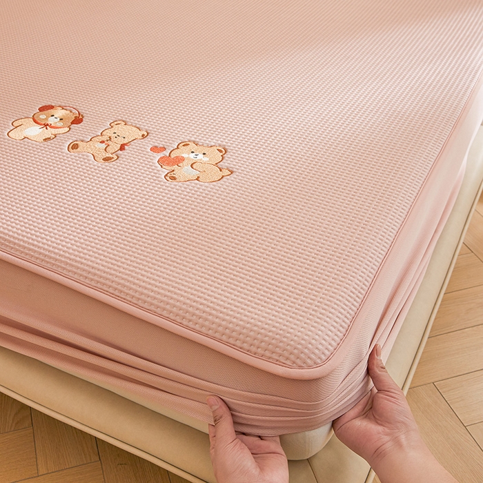 91家纺网 家纺一手货源 找家纺 全季家居 2025新款A类乙纶PE家族系列刺绣凉豆豆席凉席席子 快乐小熊-淡粉-床笠款