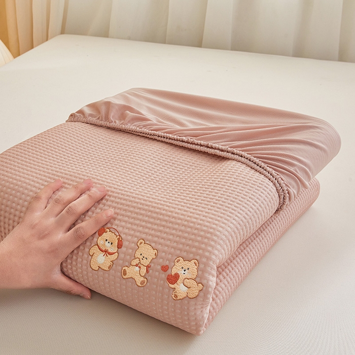 91家纺网 家纺一手货源 找家纺 全季家居 2025新款A类乙纶PE家族系列刺绣凉豆豆席凉席席子 快乐小熊-淡粉-床笠款