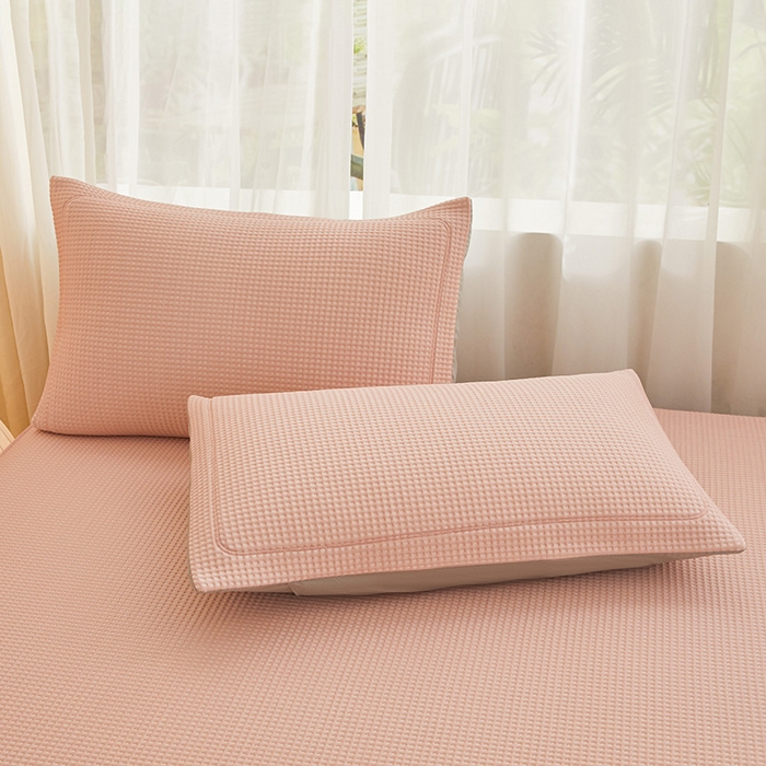 91家纺网 家纺一手货源 找家纺 全季家居 2025新款A类乙纶PE家族系列刺绣凉豆豆席凉席席子 快乐小熊-淡粉-床笠款