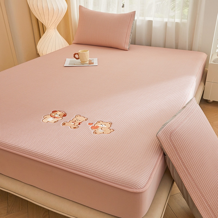 91家纺网 家纺一手货源 找家纺 全季家居 2025新款A类乙纶PE家族系列刺绣凉豆豆席凉席席子 快乐小熊-淡粉-床笠款