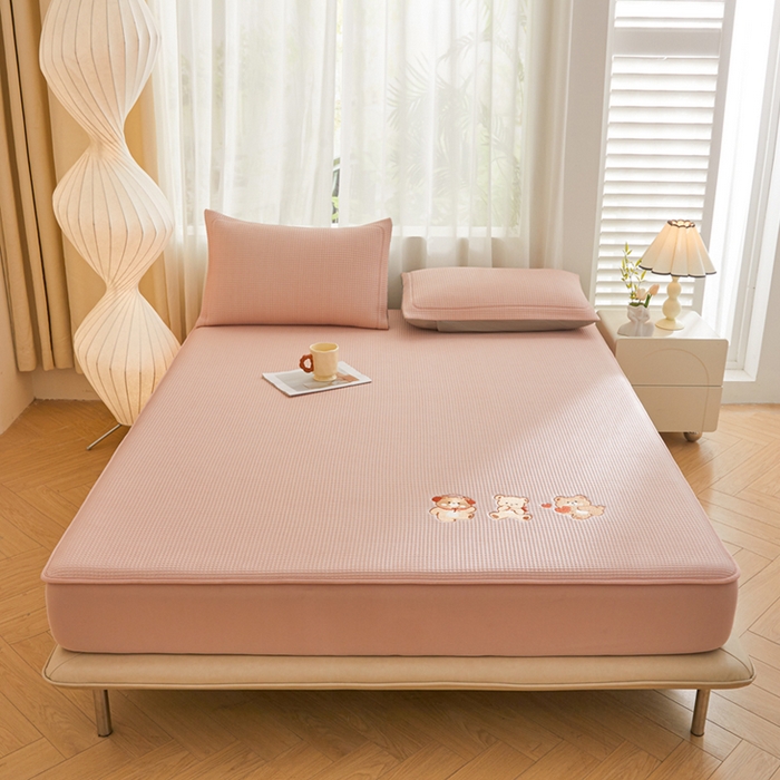 91家纺网 家纺一手货源 找家纺 全季家居 2025新款A类乙纶PE家族系列刺绣凉豆豆席凉席席子 快乐小熊-淡粉-床笠款