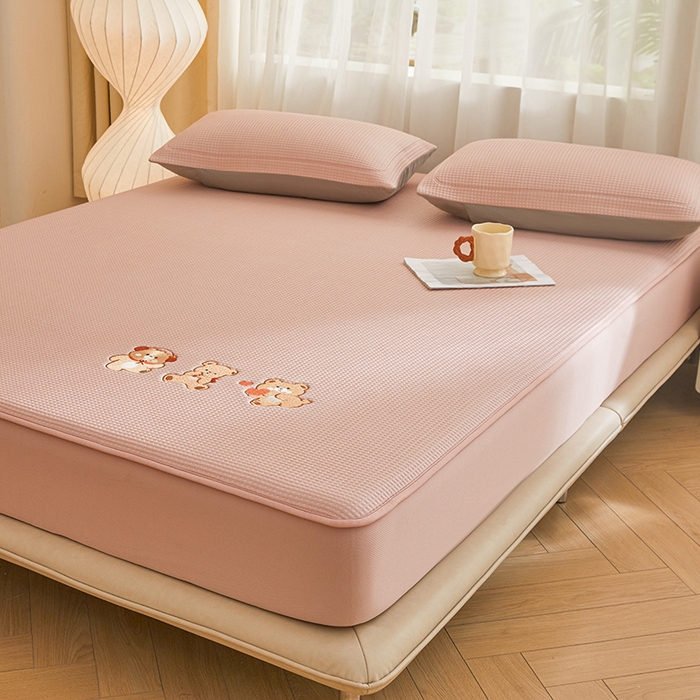 91家纺网 家纺一手货源 找家纺 全季家居 2025新款A类乙纶PE家族系列刺绣凉豆豆席凉席席子 快乐小熊-淡粉-床笠款