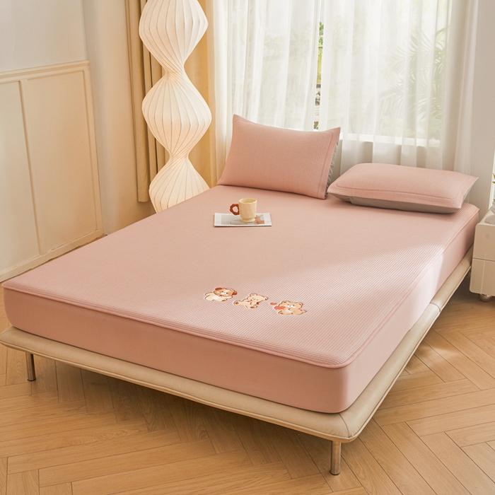 91家纺网 家纺一手货源 找家纺 全季家居 2025新款A类乙纶PE家族系列刺绣凉豆豆席凉席席子 快乐小熊-淡粉-床笠款