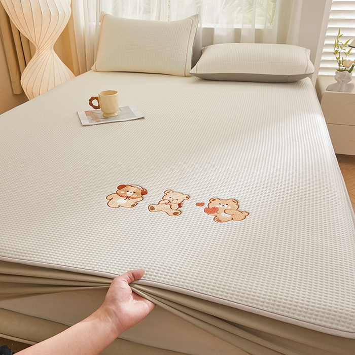 91家纺网 家纺一手货源 找家纺 全季家居 2025新款A类乙纶PE家族系列刺绣凉豆豆席凉席席子 快乐小熊-米黄-床笠款