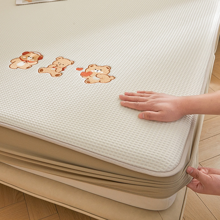 91家纺网 家纺一手货源 找家纺 全季家居 2025新款A类乙纶PE家族系列刺绣凉豆豆席凉席席子 快乐小熊-米黄-床笠款