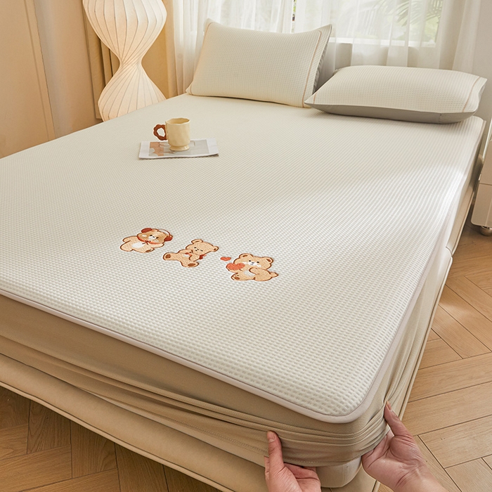 91家纺网 家纺一手货源 找家纺 全季家居 2025新款A类乙纶PE家族系列刺绣凉豆豆席凉席席子 快乐小熊-米黄-床笠款