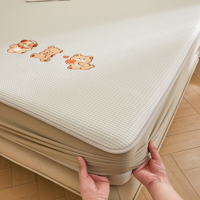 91家纺网 家纺一手货源 找家纺 全季家居 2025新款A类乙纶PE家族系列刺绣凉豆豆席凉席席子 快乐小熊-米黄-床笠款