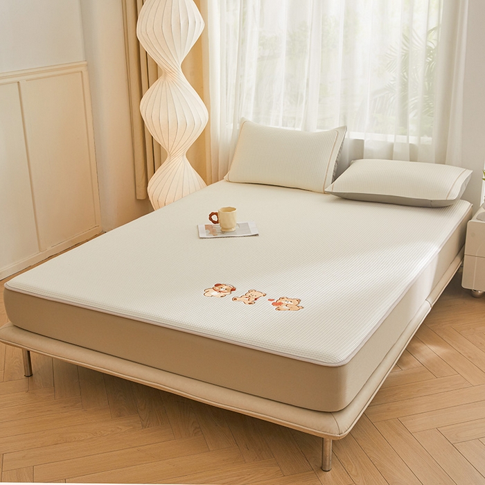 91家纺网 家纺一手货源 找家纺 全季家居 2025新款A类乙纶PE家族系列刺绣凉豆豆席凉席席子 快乐小熊-米黄-床笠款