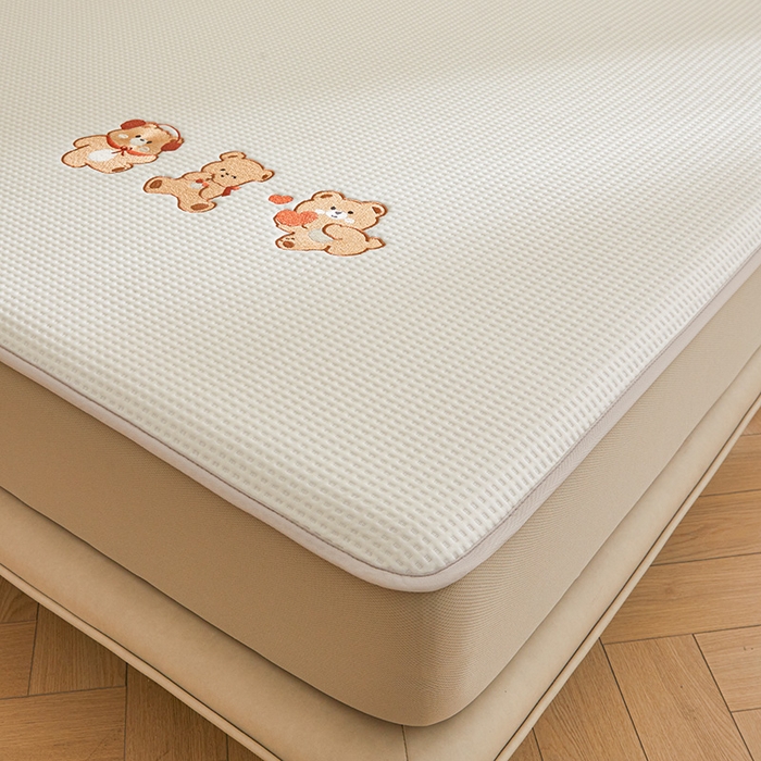 91家纺网 家纺一手货源 找家纺 全季家居 2025新款A类乙纶PE家族系列刺绣凉豆豆席凉席席子 快乐小熊-米黄-床笠款