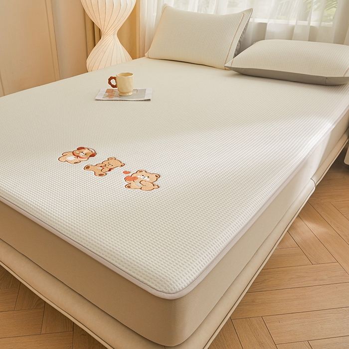 91家纺网 家纺一手货源 找家纺 全季家居 2025新款A类乙纶PE家族系列刺绣凉豆豆席凉席席子 快乐小熊-米黄-床笠款