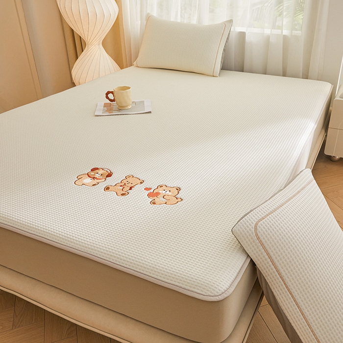 91家纺网 家纺一手货源 找家纺 全季家居 2025新款A类乙纶PE家族系列刺绣凉豆豆席凉席席子 快乐小熊-米黄-床笠款