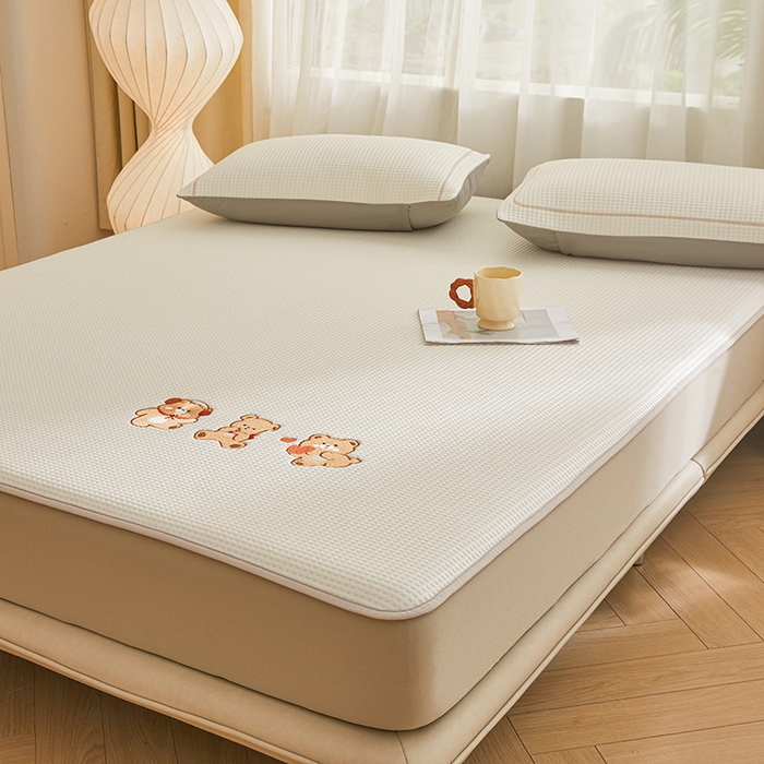 91家纺网 家纺一手货源 找家纺 全季家居 2025新款A类乙纶PE家族系列刺绣凉豆豆席凉席席子 快乐小熊-米黄-床笠款