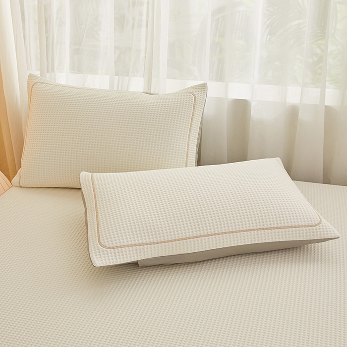 91家纺网 家纺一手货源 找家纺 全季家居 2025新款A类乙纶PE家族系列刺绣凉豆豆席凉席席子 快乐小熊-米黄-床笠款