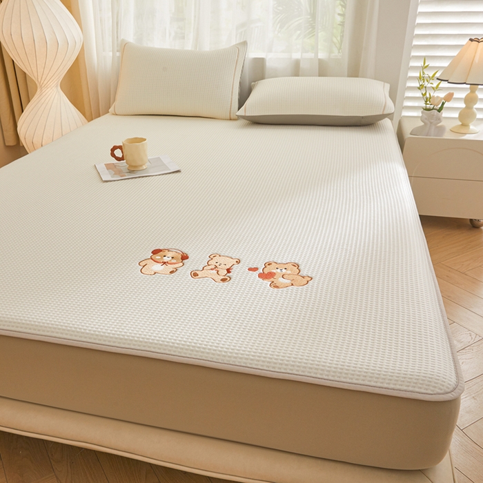 91家纺网 家纺一手货源 找家纺 全季家居 2025新款A类乙纶PE家族系列刺绣凉豆豆席凉席席子 快乐小熊-米黄-床笠款