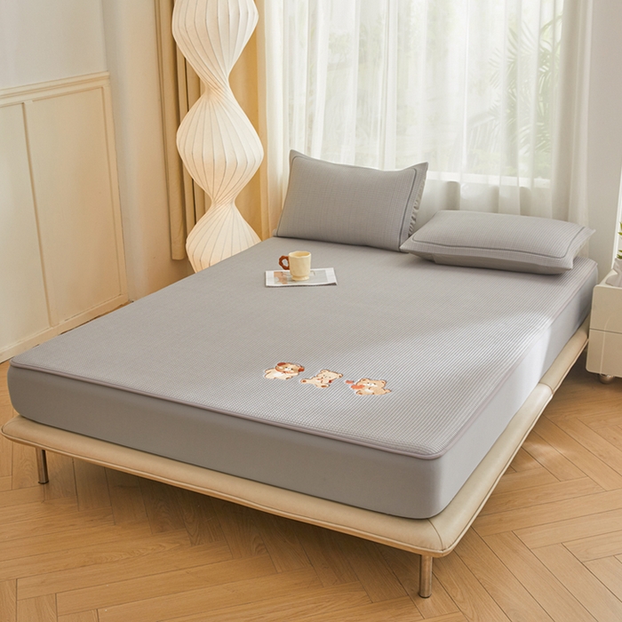 91家纺网 家纺一手货源 找家纺 全季家居 2025新款A类乙纶PE家族系列刺绣凉豆豆席凉席席子 快乐小熊-浅灰-床笠款