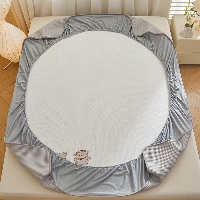 91家纺网 家纺一手货源 找家纺 全季家居 2025新款A类乙纶PE家族系列刺绣凉豆豆席凉席席子 快乐小熊-浅灰-床笠款