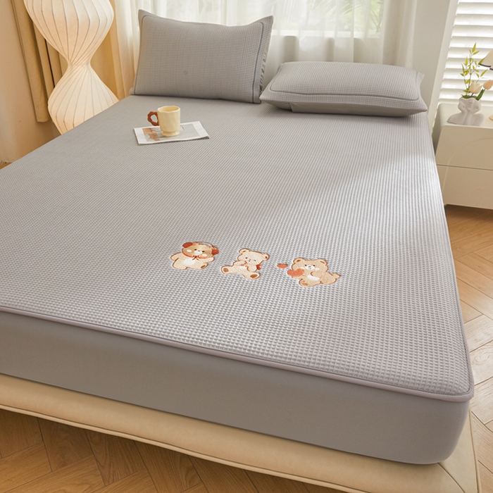 91家纺网 家纺一手货源 找家纺 全季家居 2025新款A类乙纶PE家族系列刺绣凉豆豆席凉席席子 快乐小熊-浅灰-床笠款