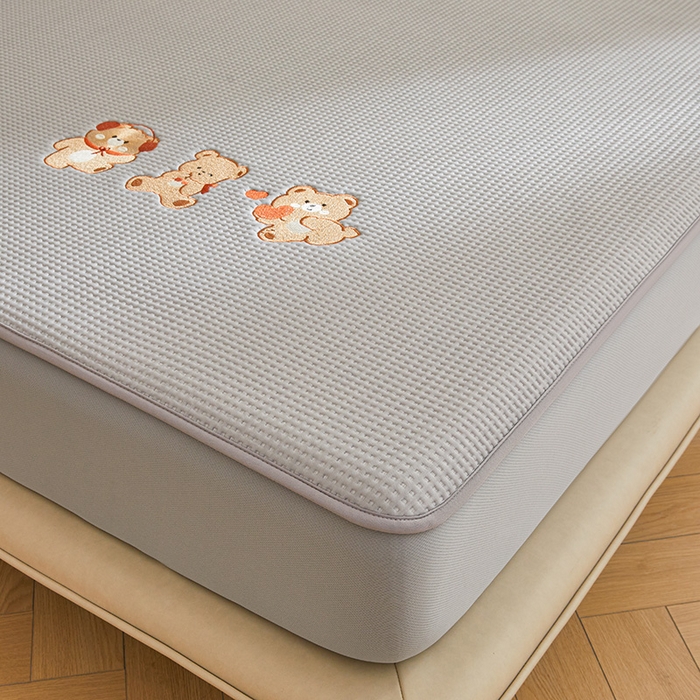 91家纺网 家纺一手货源 找家纺 全季家居 2025新款A类乙纶PE家族系列刺绣凉豆豆席凉席席子 快乐小熊-浅灰-床笠款