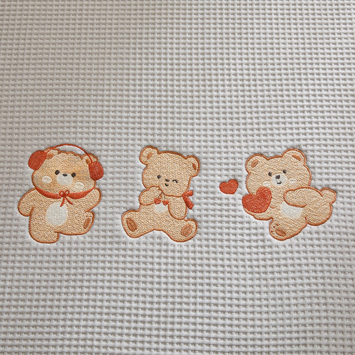 91家纺网 家纺一手货源 找家纺 全季家居 2025新款A类乙纶PE家族系列刺绣凉豆豆席凉席席子 快乐小熊-浅灰-床笠款