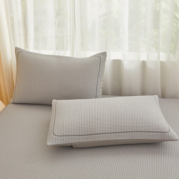 91家纺网 家纺一手货源 找家纺 全季家居 2025新款A类乙纶PE家族系列刺绣凉豆豆席凉席席子 快乐小熊-浅灰-床笠款