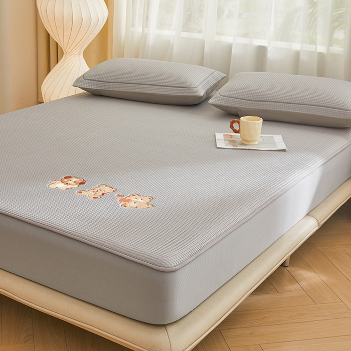 91家纺网 家纺一手货源 找家纺 全季家居 2025新款A类乙纶PE家族系列刺绣凉豆豆席凉席席子 快乐小熊-浅灰-床笠款