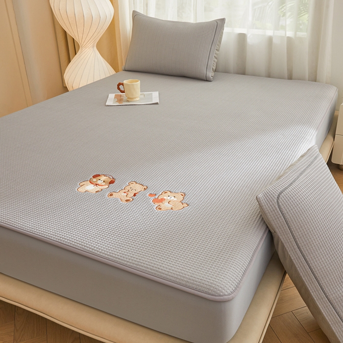 91家纺网 家纺一手货源 找家纺 全季家居 2025新款A类乙纶PE家族系列刺绣凉豆豆席凉席席子 快乐小熊-浅灰-床笠款