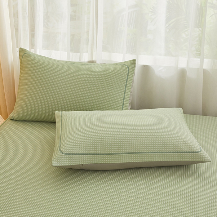 91家纺网 家纺一手货源 找家纺 全季家居 2025新款A类乙纶PE家族系列刺绣凉豆豆席凉席席子 快乐小熊-水绿-床笠款