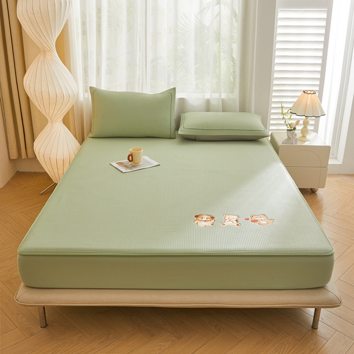 91家纺网 家纺一手货源 找家纺 全季家居 2025新款A类乙纶PE家族系列刺绣凉豆豆席凉席席子 快乐小熊-水绿-床笠款