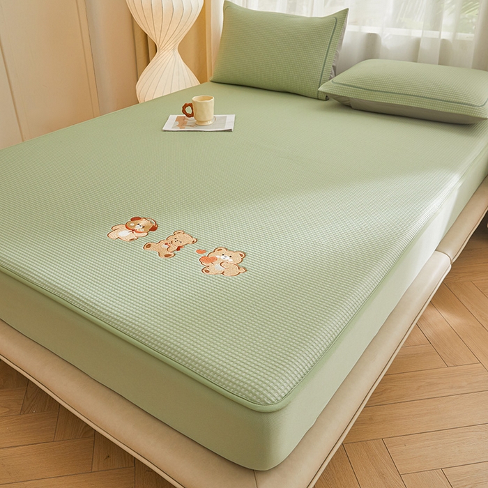 91家纺网 家纺一手货源 找家纺 全季家居 2025新款A类乙纶PE家族系列刺绣凉豆豆席凉席席子 快乐小熊-水绿-床笠款