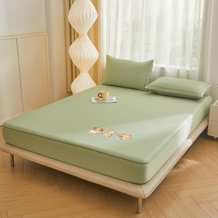 91家纺网 家纺一手货源 找家纺 全季家居 2025新款A类乙纶PE家族系列刺绣凉豆豆席凉席席子 快乐小熊-水绿-床笠款