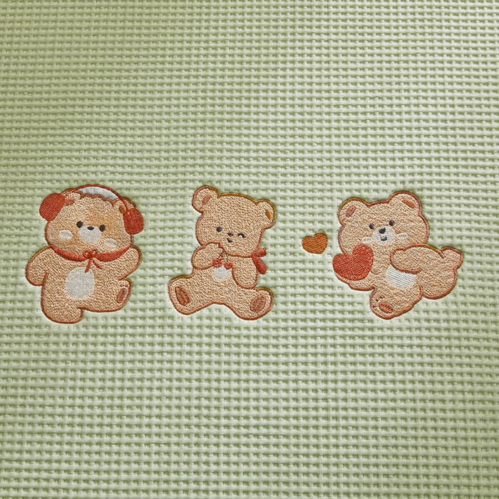 91家纺网 家纺一手货源 找家纺 全季家居 2025新款A类乙纶PE家族系列刺绣凉豆豆席凉席席子 快乐小熊-水绿-床笠款