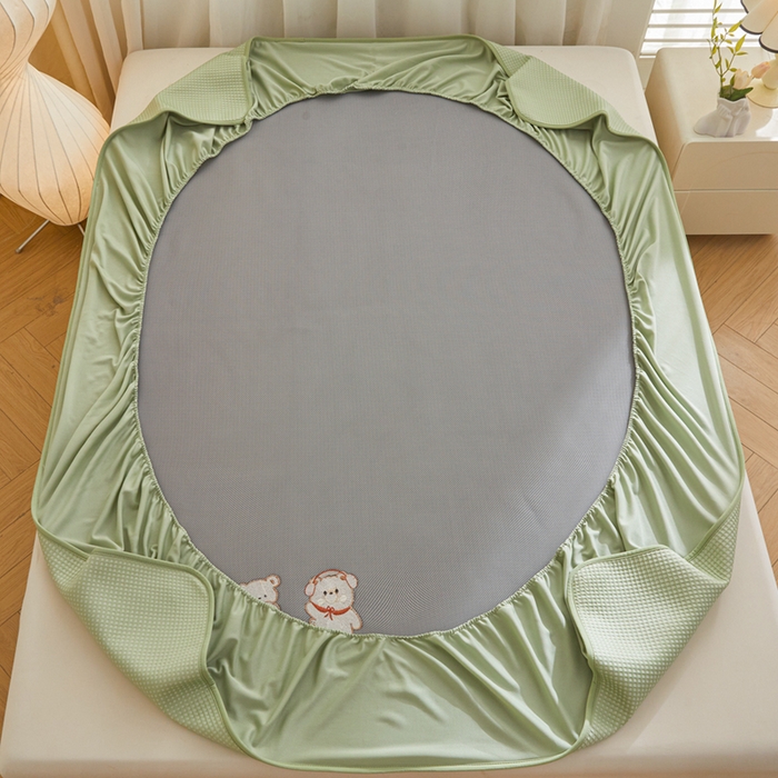 91家纺网 家纺一手货源 找家纺 全季家居 2025新款A类乙纶PE家族系列刺绣凉豆豆席凉席席子 快乐小熊-水绿-床笠款