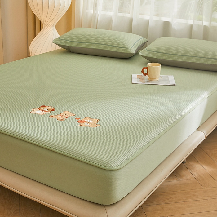 91家纺网 家纺一手货源 找家纺 全季家居 2025新款A类乙纶PE家族系列刺绣凉豆豆席凉席席子 快乐小熊-水绿-床笠款