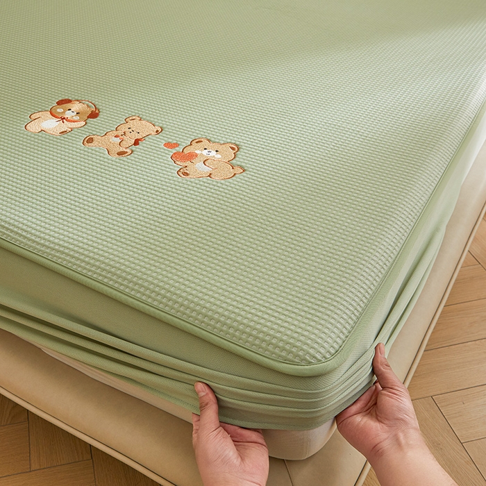 91家纺网 家纺一手货源 找家纺 全季家居 2025新款A类乙纶PE家族系列刺绣凉豆豆席凉席席子 快乐小熊-水绿-床笠款