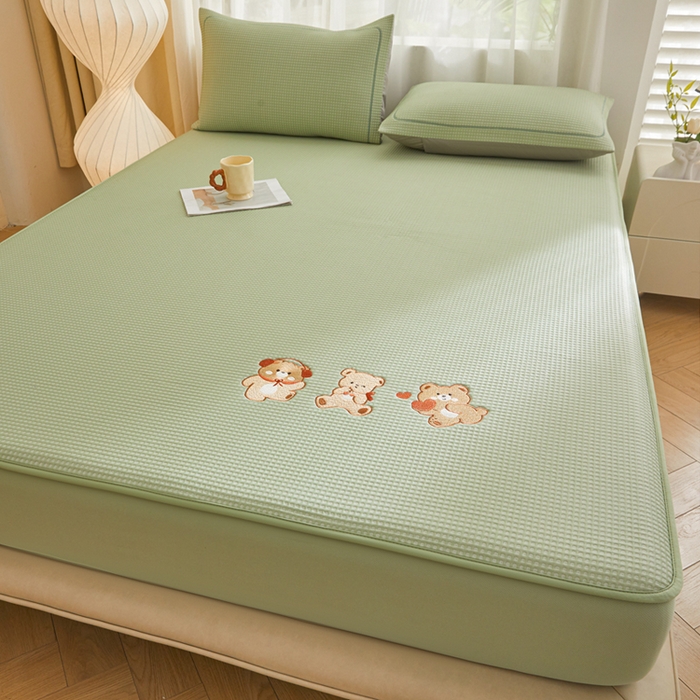 91家纺网 家纺一手货源 找家纺 全季家居 2025新款A类乙纶PE家族系列刺绣凉豆豆席凉席席子 快乐小熊-水绿-床笠款