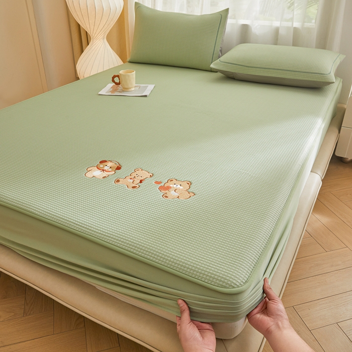 91家纺网 家纺一手货源 找家纺 全季家居 2025新款A类乙纶PE家族系列刺绣凉豆豆席凉席席子 快乐小熊-水绿-床笠款