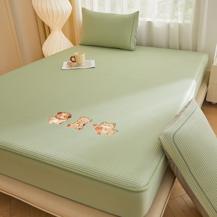 91家纺网 家纺一手货源 找家纺 全季家居 2025新款A类乙纶PE家族系列刺绣凉豆豆席凉席席子 快乐小熊-水绿-床笠款