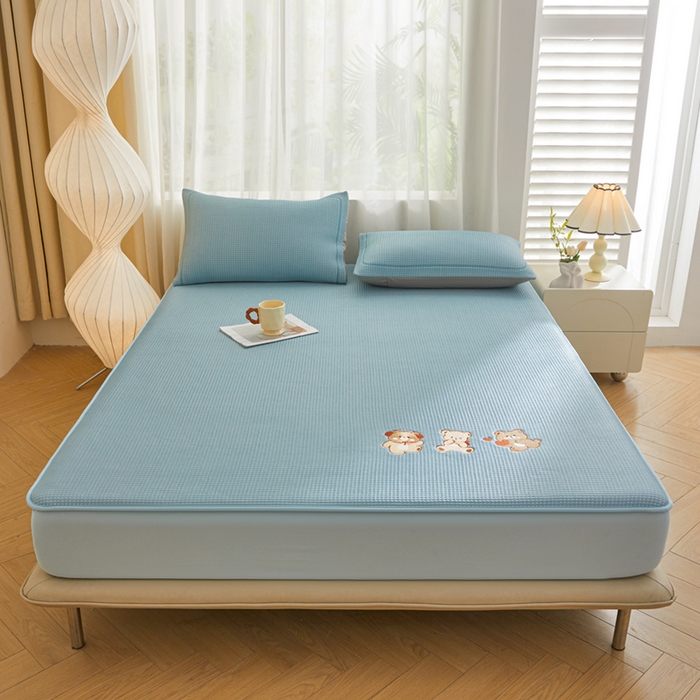 91家纺网 家纺一手货源 找家纺 全季家居 2025新款A类乙纶PE家族系列刺绣凉豆豆席凉席席子 快乐小熊-天蓝-床笠款