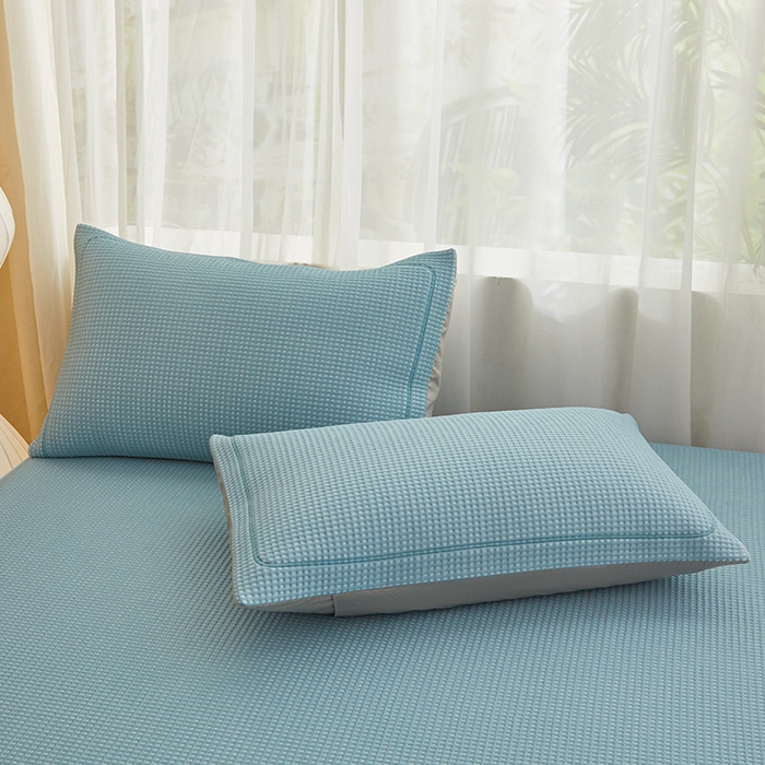 91家纺网 家纺一手货源 找家纺 全季家居 2025新款A类乙纶PE家族系列刺绣凉豆豆席凉席席子 快乐小熊-天蓝-床笠款