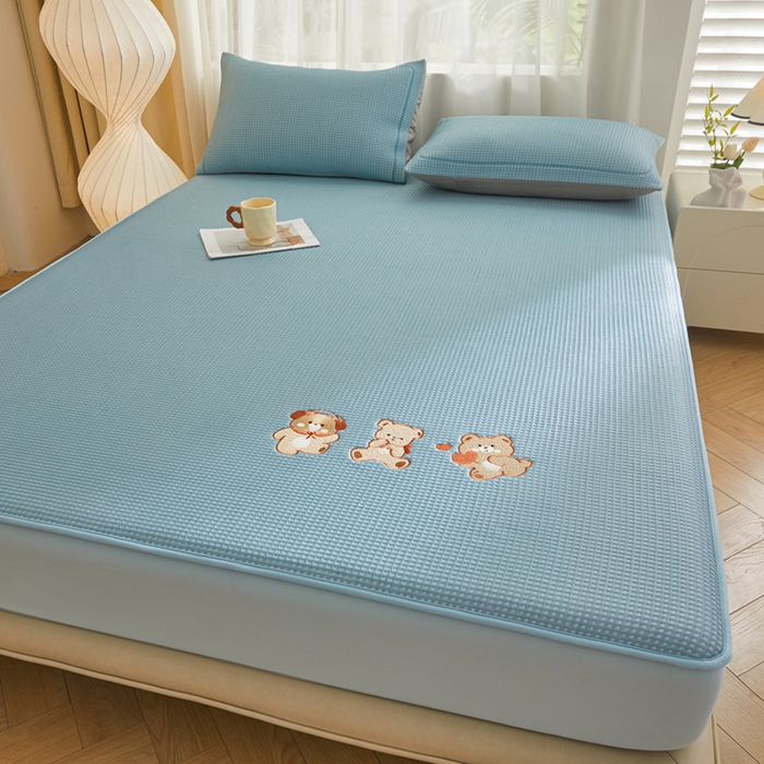 91家纺网 家纺一手货源 找家纺 全季家居 2025新款A类乙纶PE家族系列刺绣凉豆豆席凉席席子 快乐小熊-天蓝-床笠款